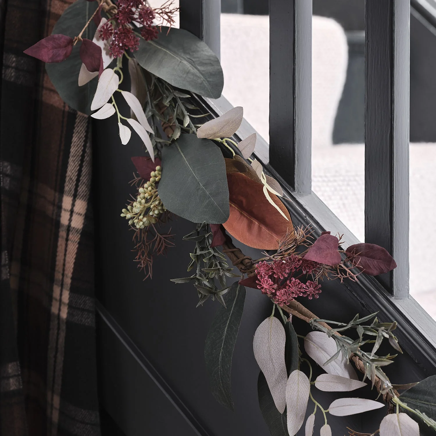 1.5m Crisp Leaf Autumn-Winter Garland - Image 3