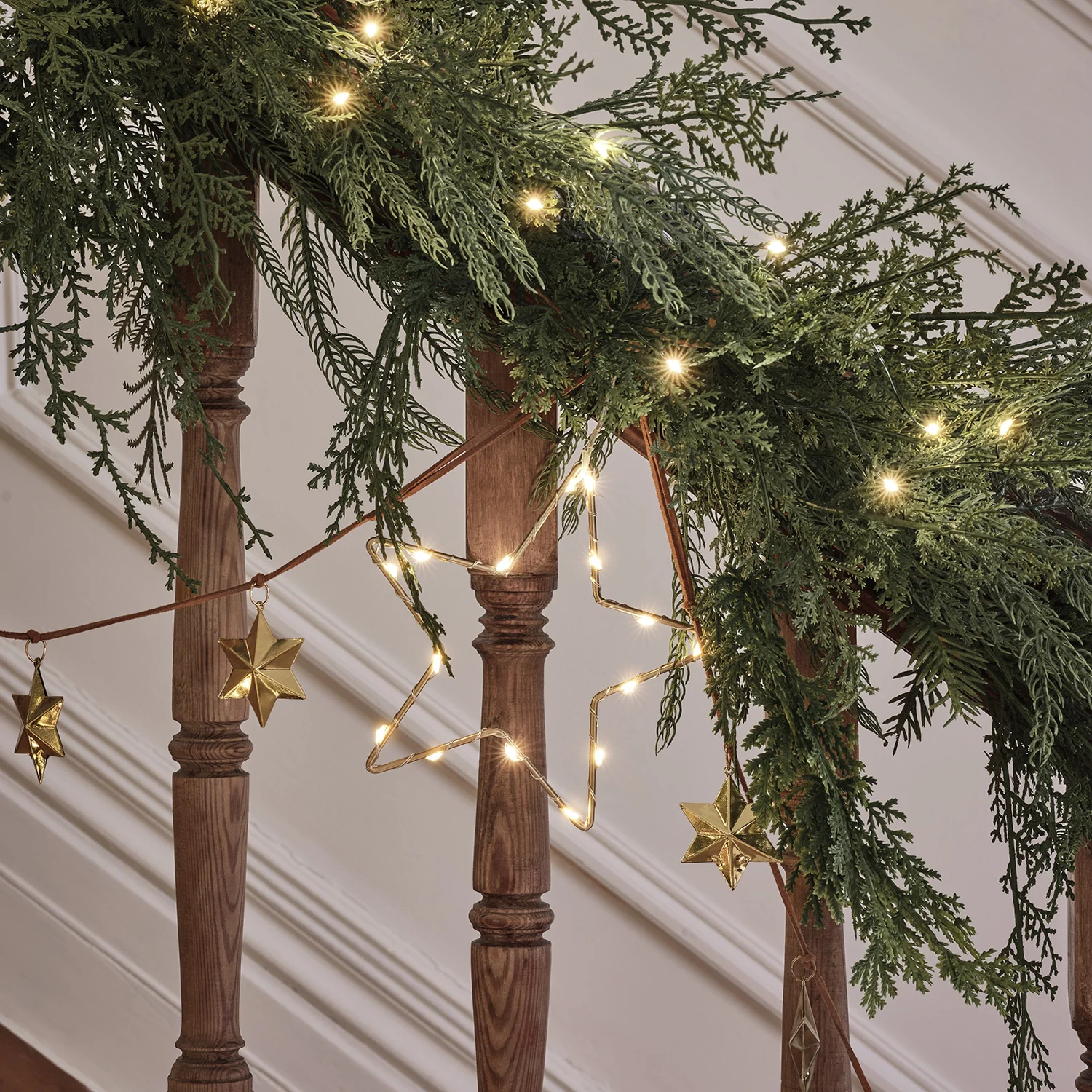 1.8m Deluxe Christmas Foliage Garland - Image 4