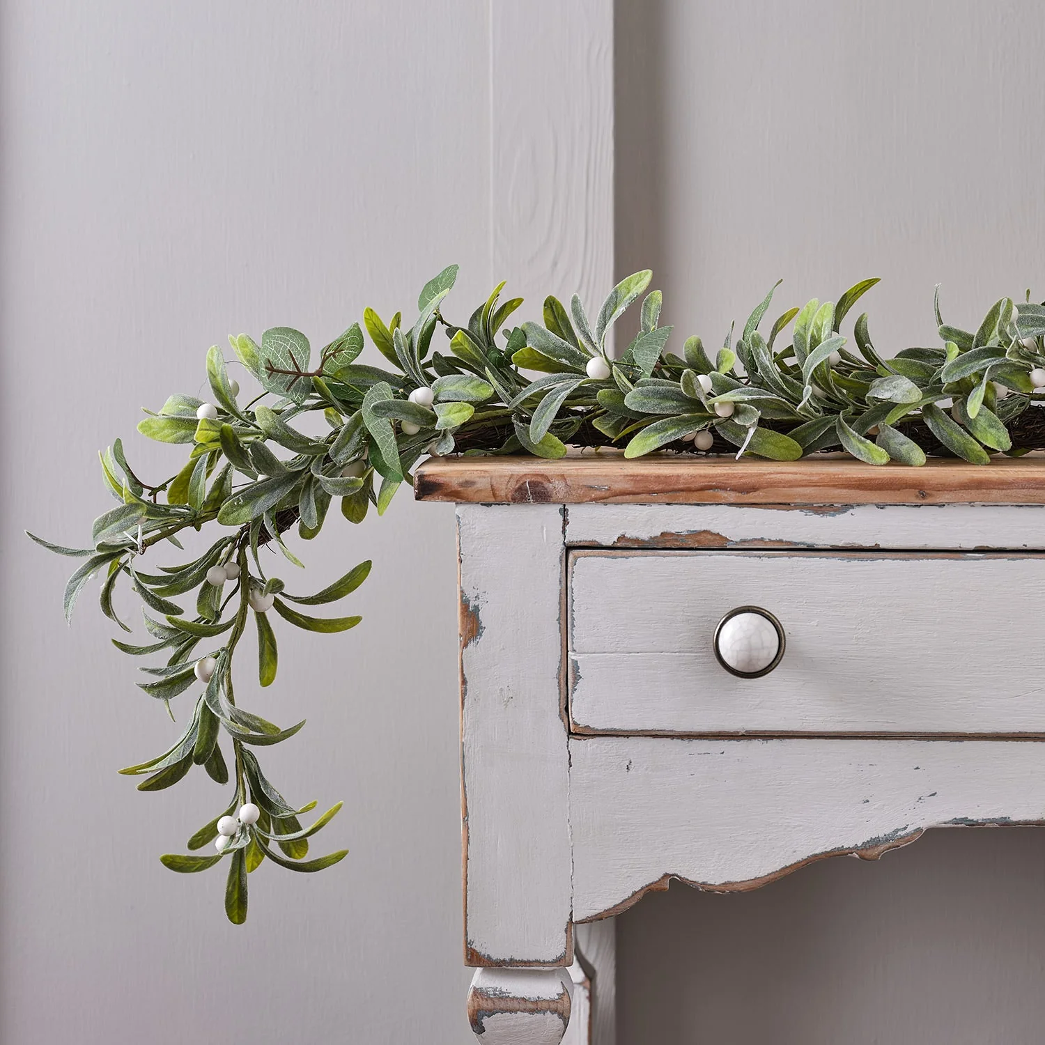 2m Pre Lit Mistletoe and Eucalyptus Garland - Image 2