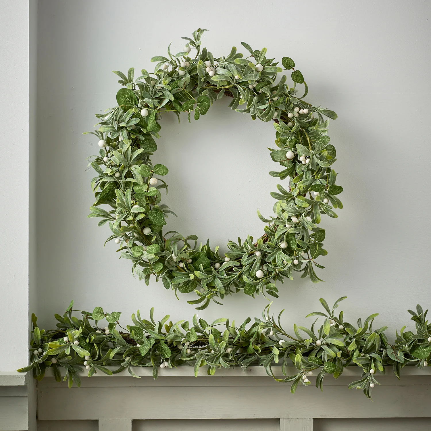 2m Pre Lit Mistletoe and Eucalyptus Garland - Image 3