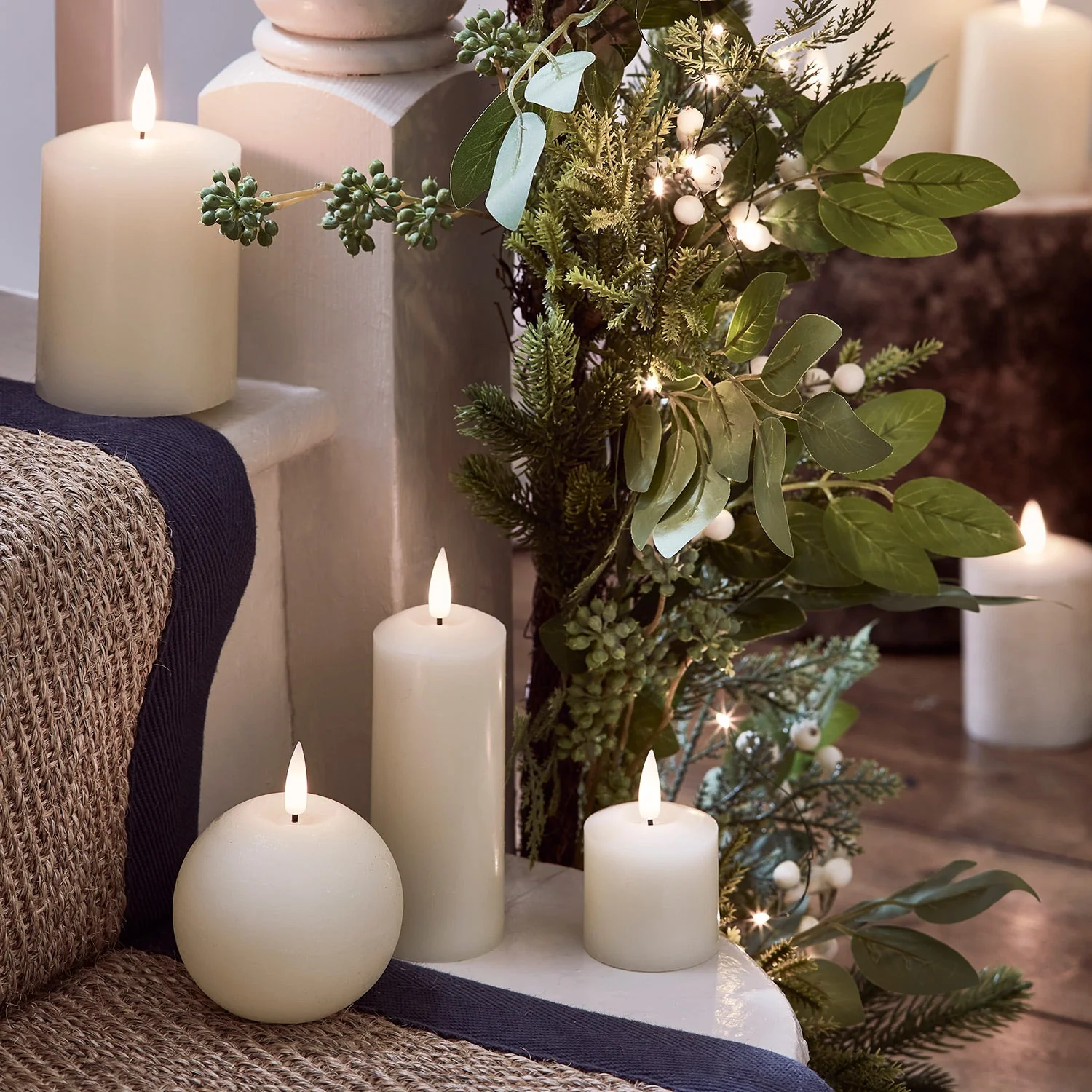 2m Pre Lit Oversized White Berry Christmas Garland - Image 3