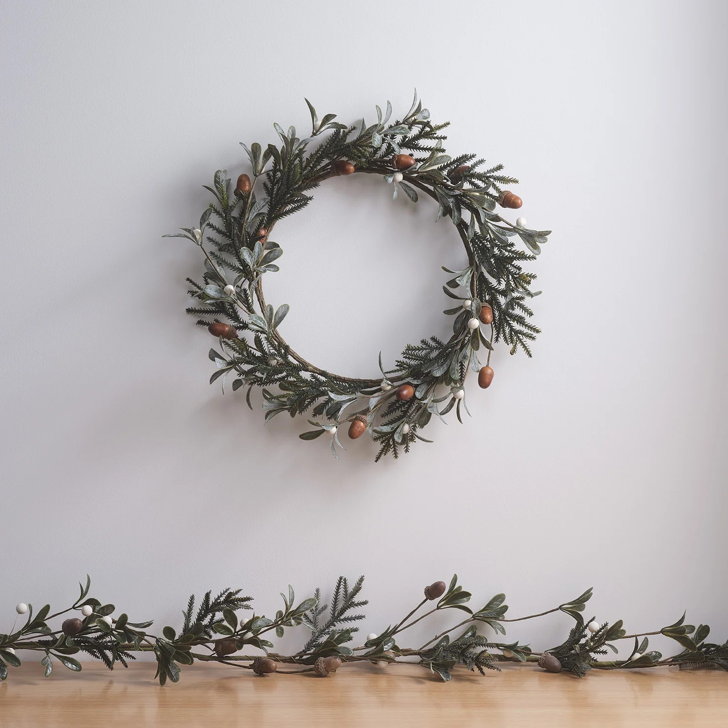 40cm Classic Acorn & Winter Foliage Wreath - Image 2