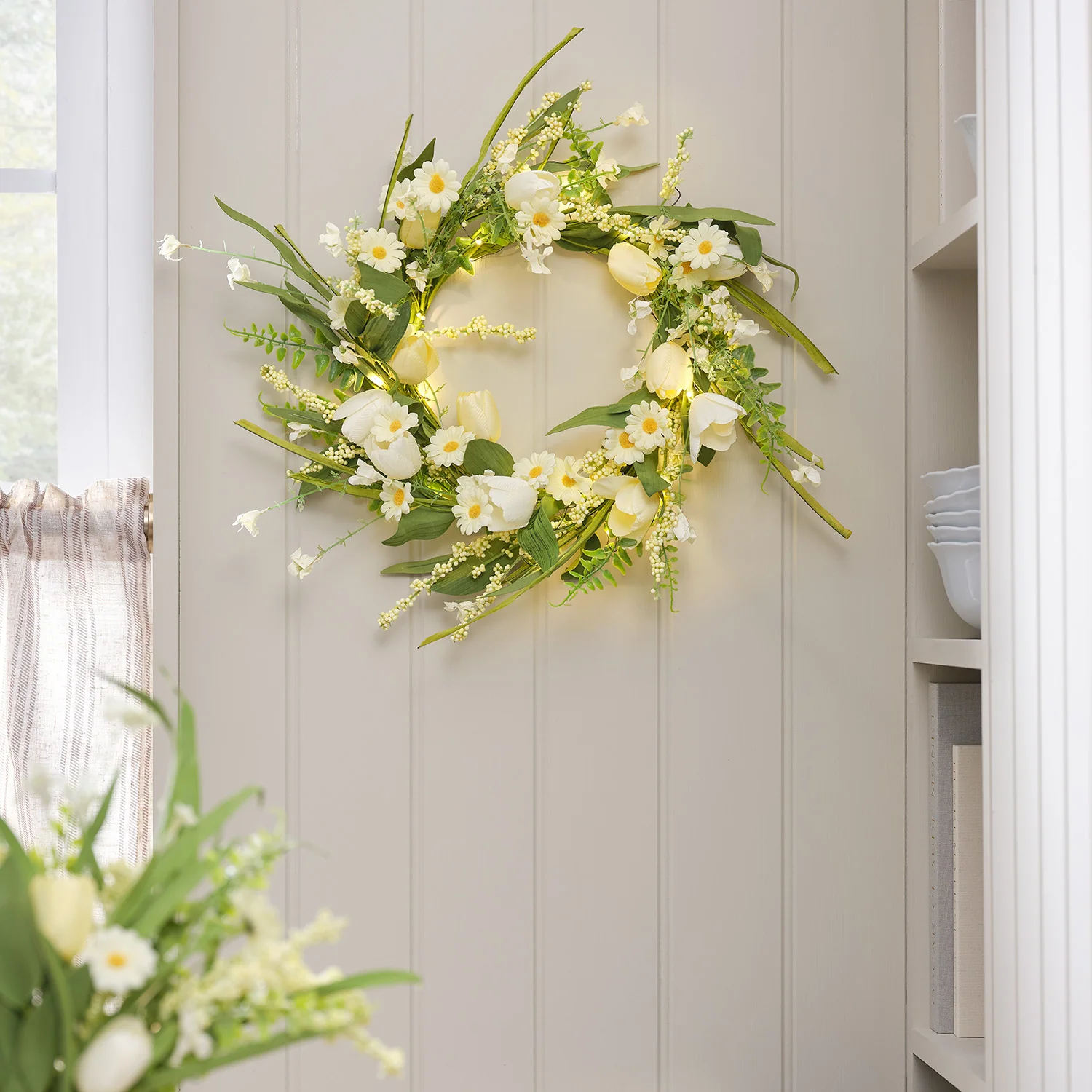 50cm Pre Lit Butter Yellow Tulip & Daisy Wreath - Image 4
