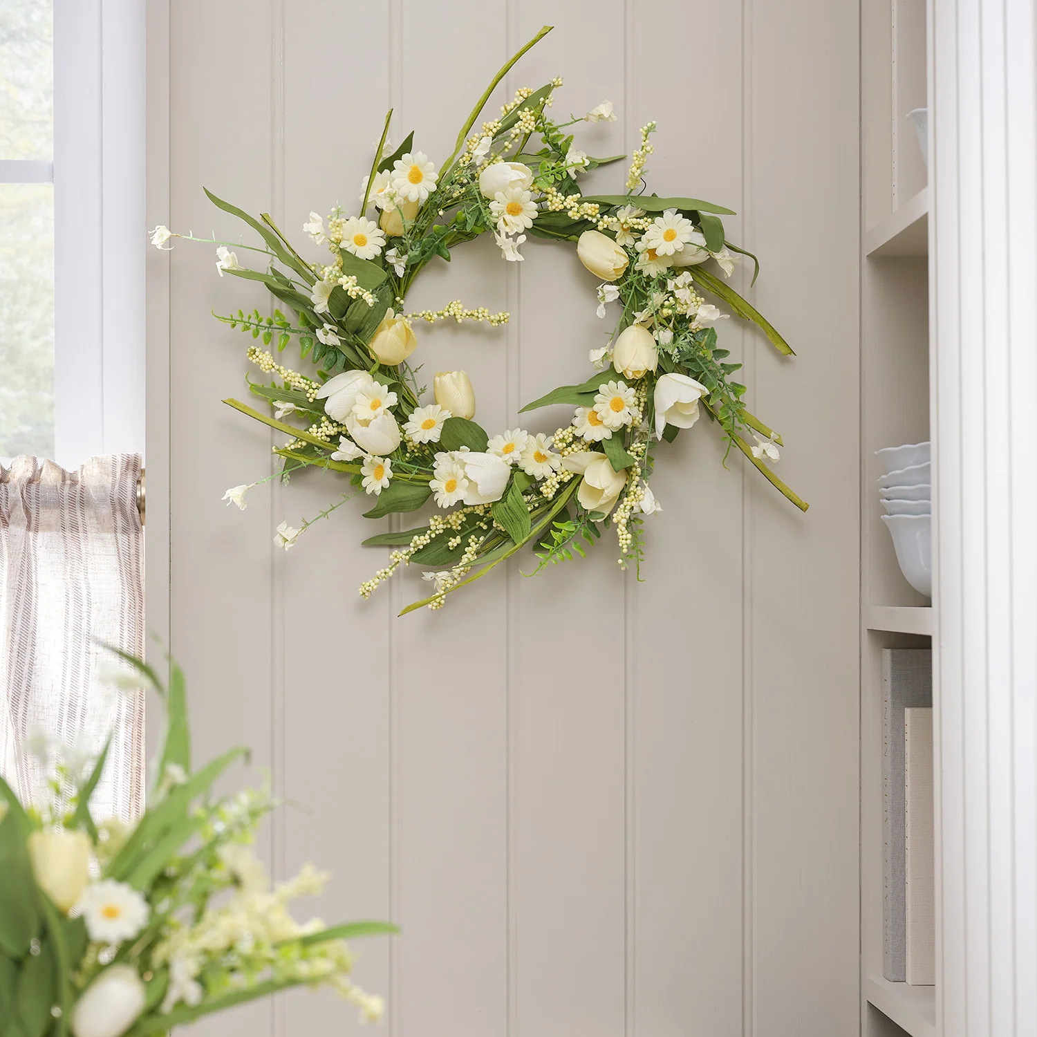 50cm Pre Lit Butter Yellow Tulip & Daisy Wreath - Image 5