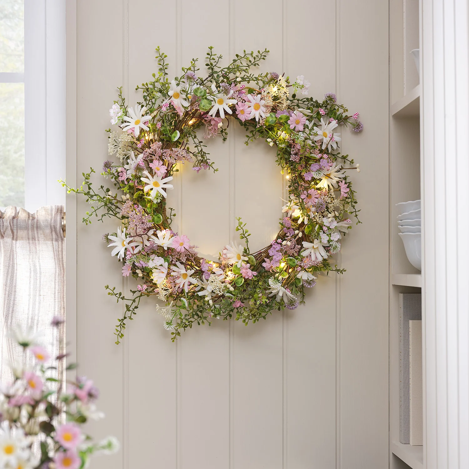 50cm Pre Lit Daisy Dreams Wreath - Image 4