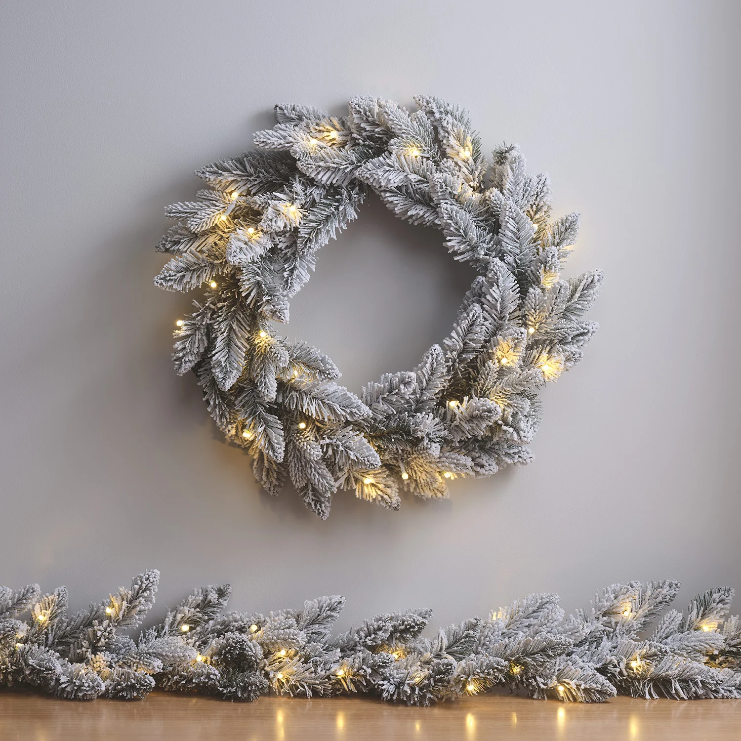 50cm Pre Lit Snowy Christmas Wreath - Image 3