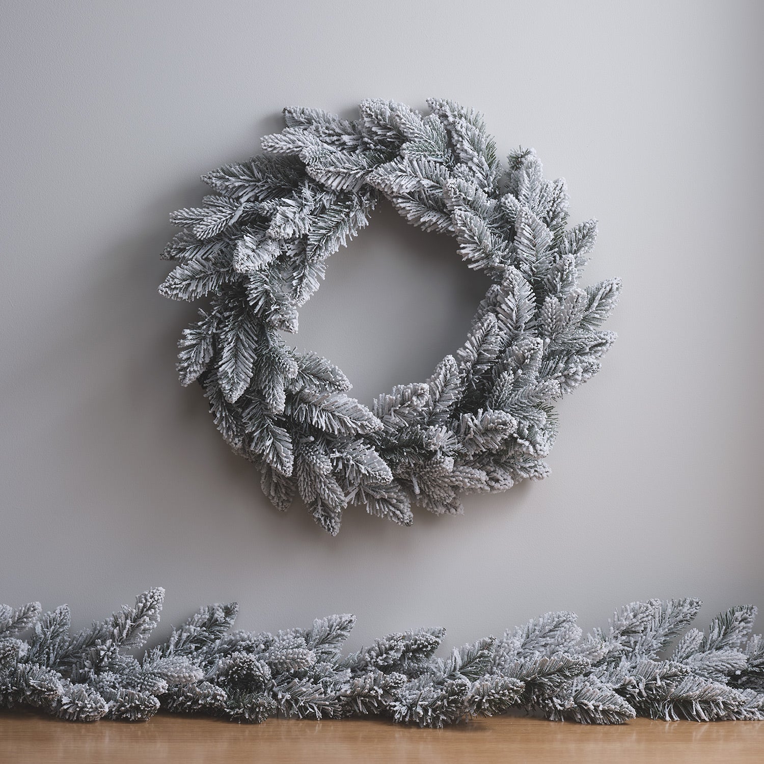 50cm Pre Lit Snowy Christmas Wreath - Image 4