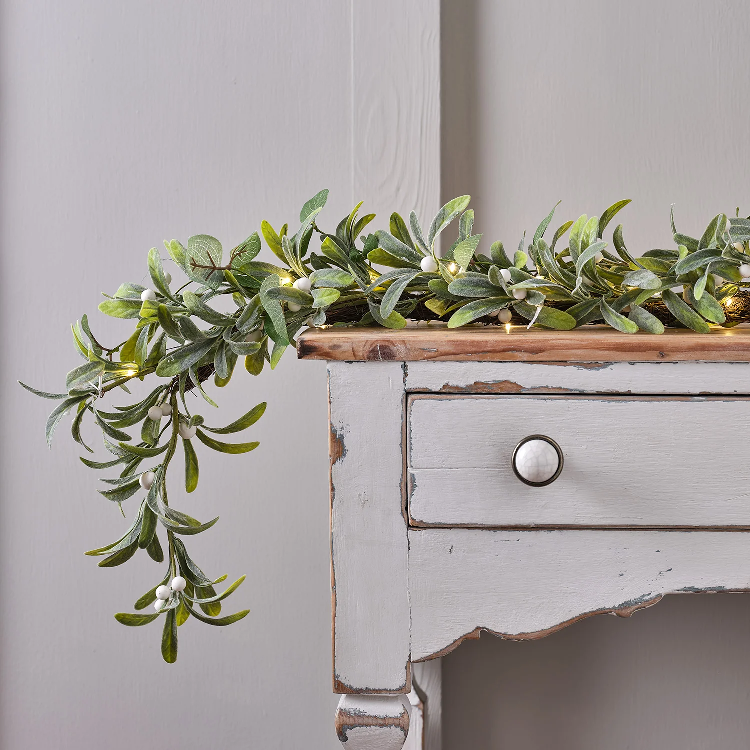 Pre Lit Mistletoe Eucalyptus Wreath & Garland - Image 4