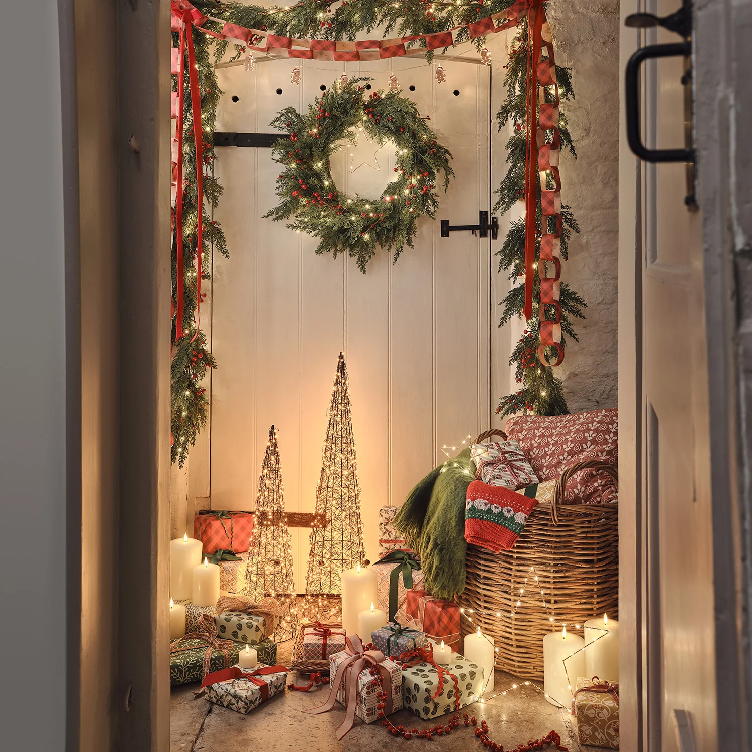 Pre Lit Red Berry Christmas Wreath & Garland - Image 6