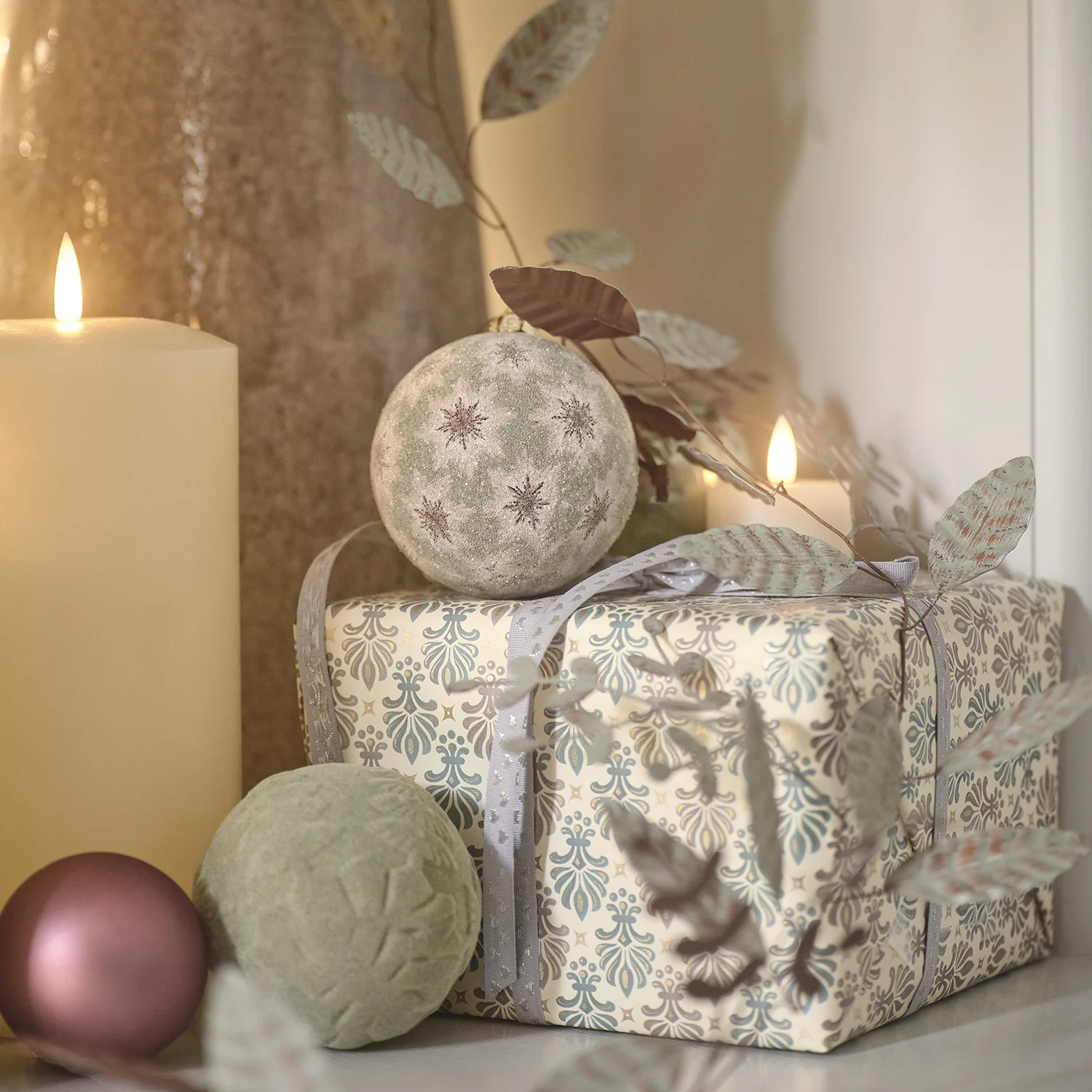 Set of 2 Painted Christmas Baubles - Image 5