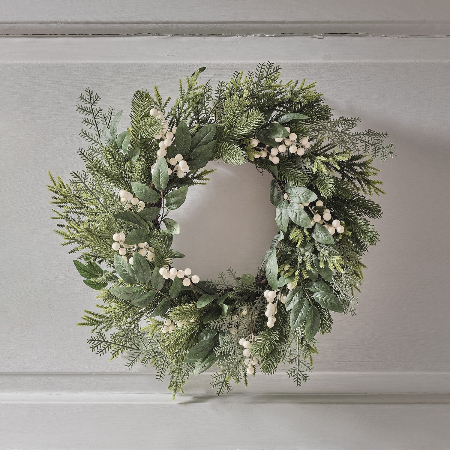 50cm Pre Lit White Berry Christmas Wreath - Image 2