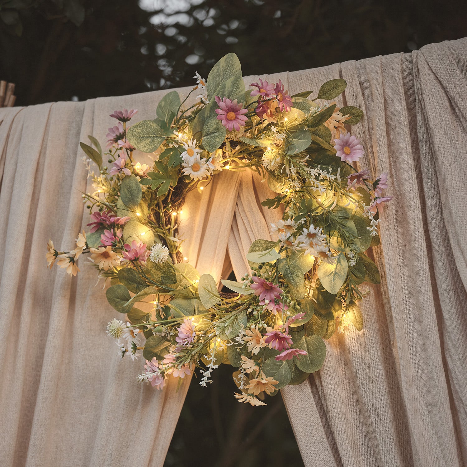 40cm Pre Lit Wilderness Daisy Wreath - Image 3