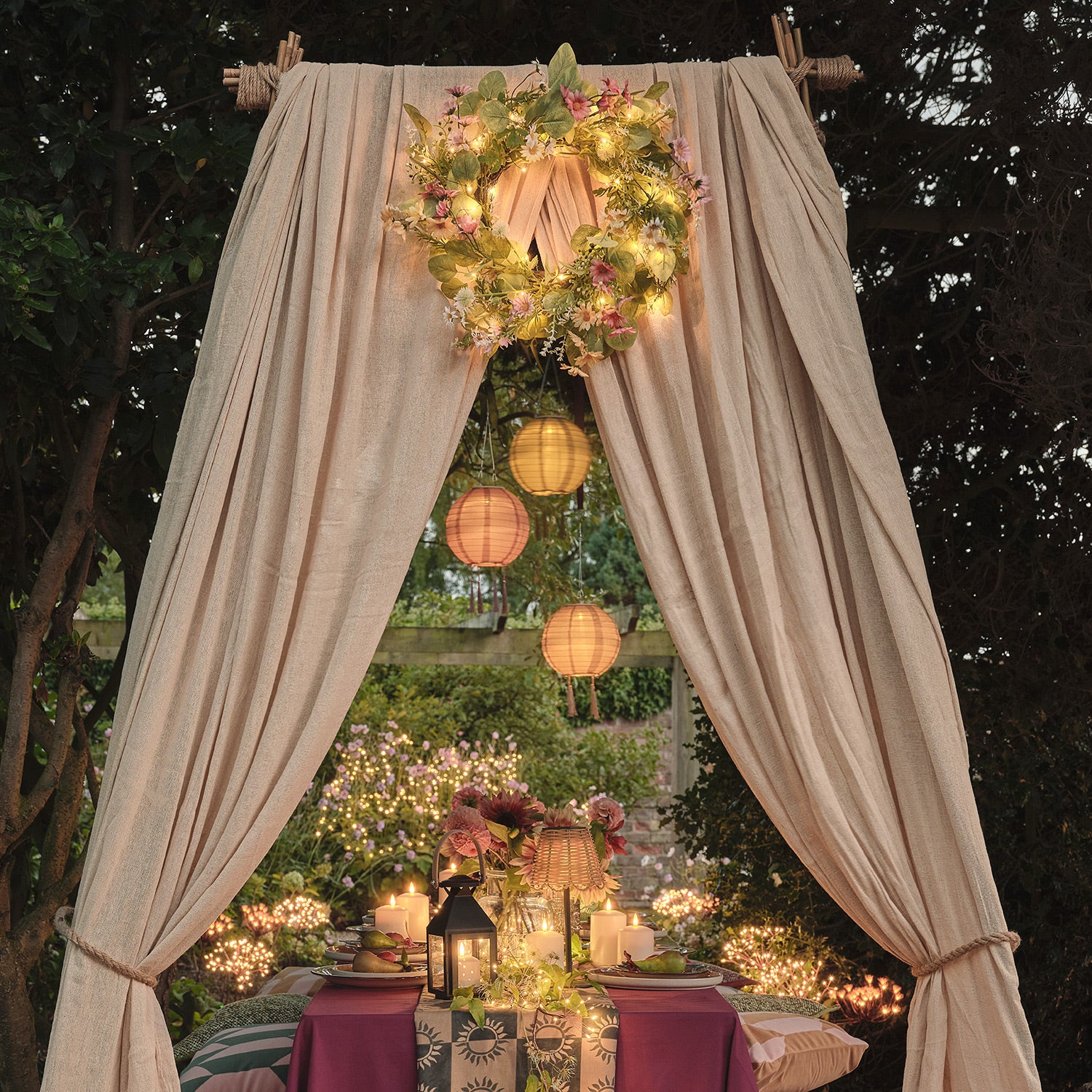 40cm Pre Lit Wilderness Daisy Wreath - Image 4
