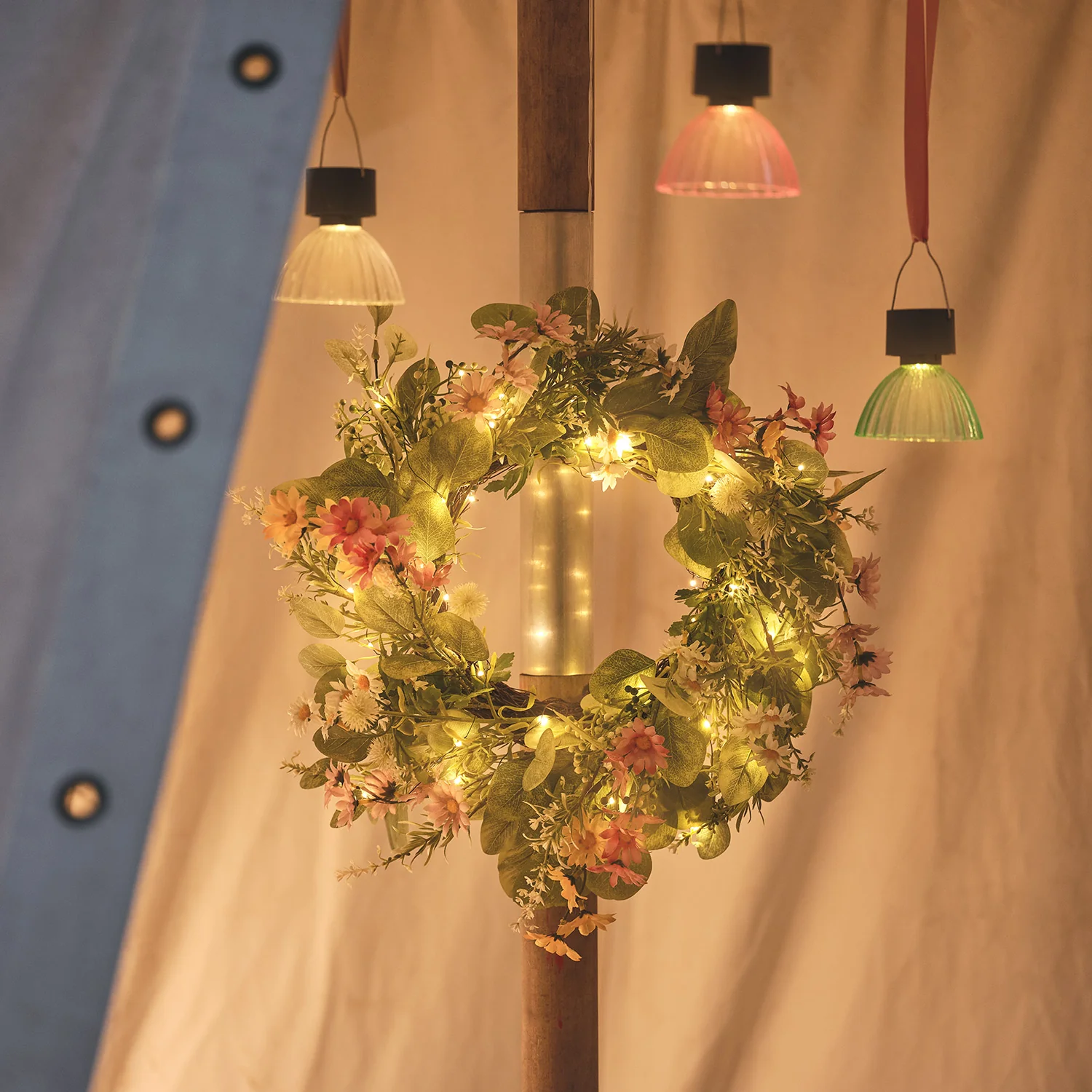 40cm Pre Lit Wilderness Daisy Wreath - Image 5