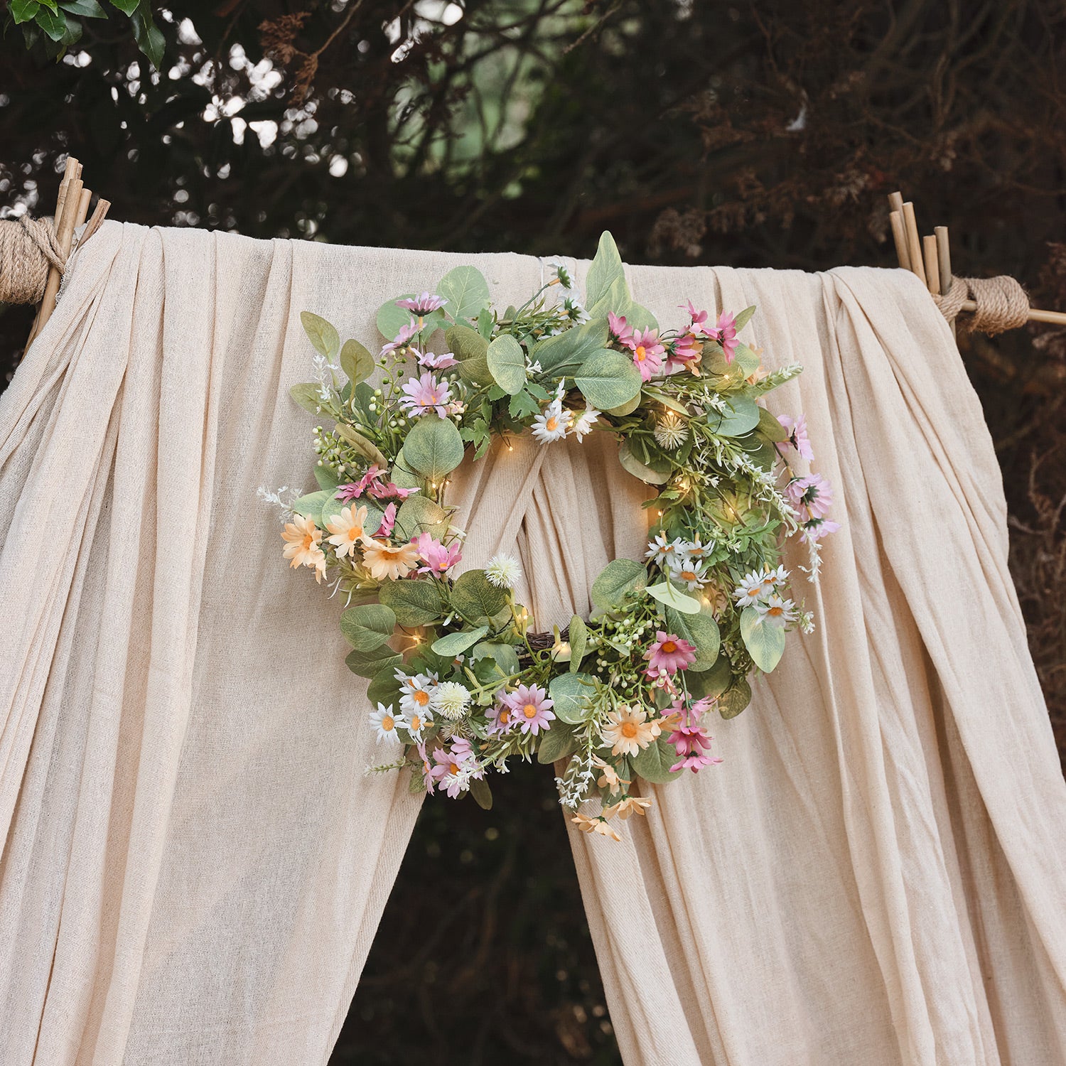 40cm Pre Lit Wilderness Daisy Wreath - Image 7