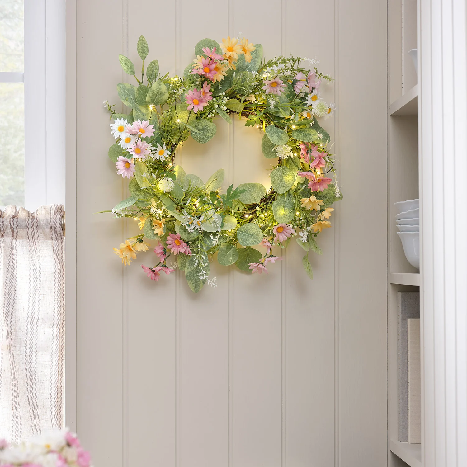 40cm Pre Lit Wilderness Daisy Wreath - Image 8