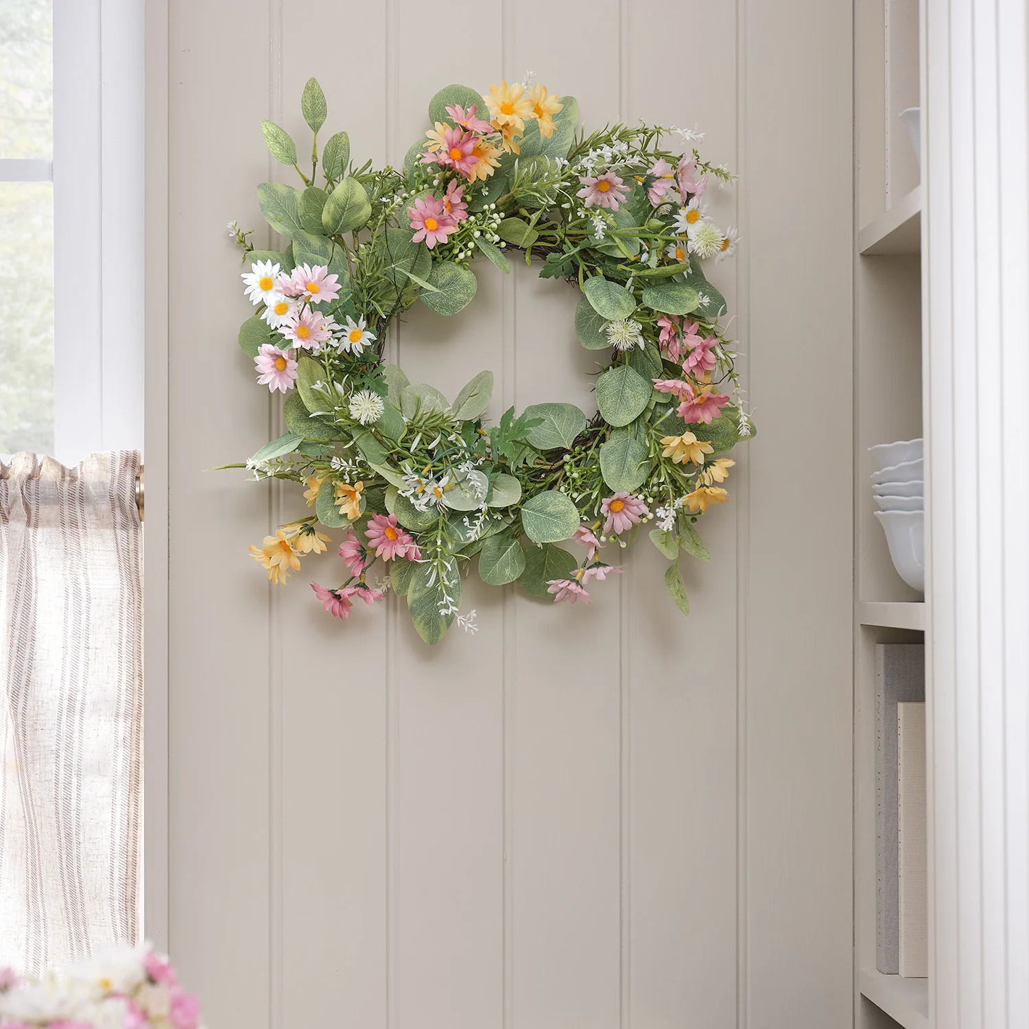 40cm Pre Lit Wilderness Daisy Wreath - Image 9